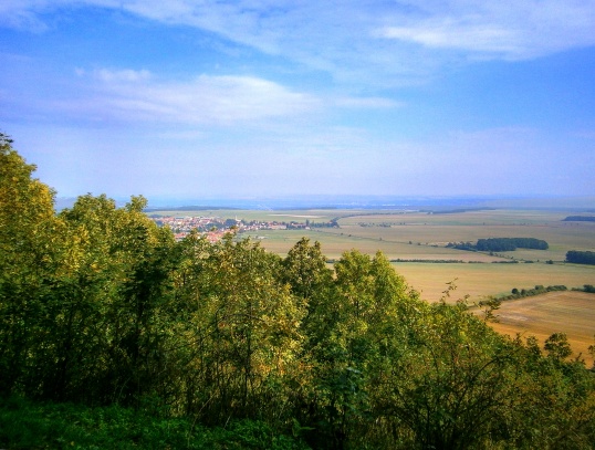 Hora Říp s Rotundou sv. Jiří a sv. Vojtěcha. 