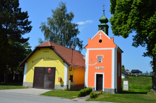 Skrýchov u Malšic, hasičská zbrojnice a kaplička, jako sousedé.