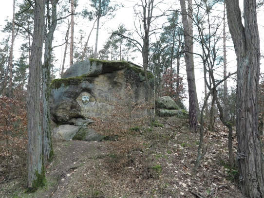 Sfinga - reliéf hlavy sfingy na pískovcové skále