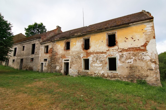 Ruiny bývalého hostince v obci Skoky