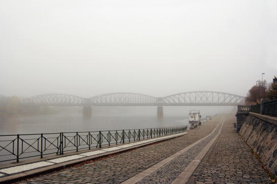 Rašínovo nábřeží - náplavka a železniční most