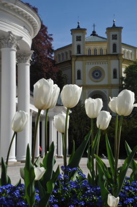 Mariánské Lázně - kolonáda karolinina pramene, katolický kostel