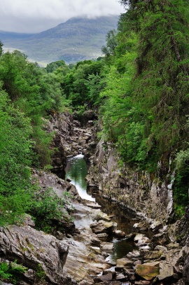 SKOTSKO - řeka u LOCH TREIG ROUD