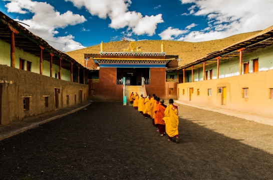 Buddhistický obřad v klášteře