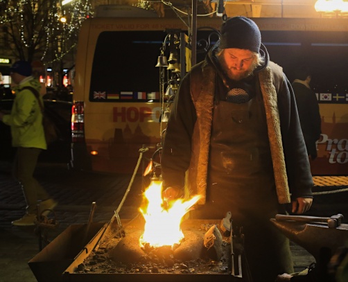 Umělecký kovář na vánočním pražském trhu