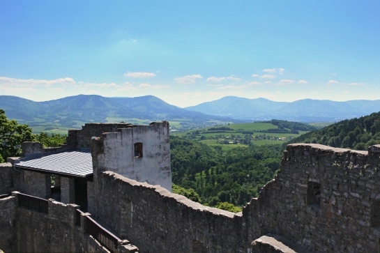Pohled z hradu Hukvaldy.