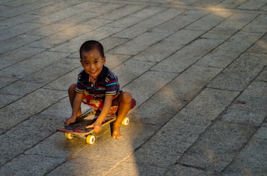 Dítě na skateboardu