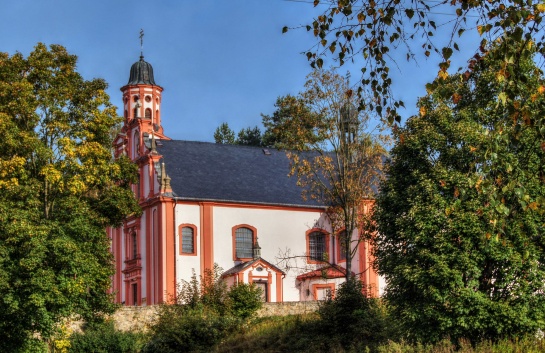 Mařenice – poutní kostel sv. Maří Magdalény a kaple na vrchu Kalvárie