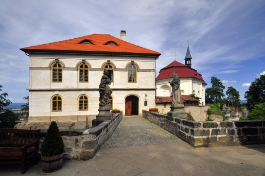 Palác a poutní kaple sv. Jana Nepomuckého - Valdštejn