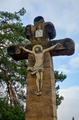 Detail kříže, kalvárie u hradu - Valdštejn