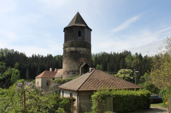 Věž hradu Pirkštejna v Ratajích
