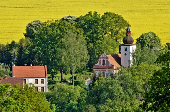 Deštná kostel sv. Václava a bývalá škola