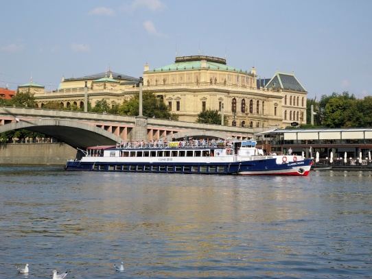 Praha Rudolfinum Vltava
