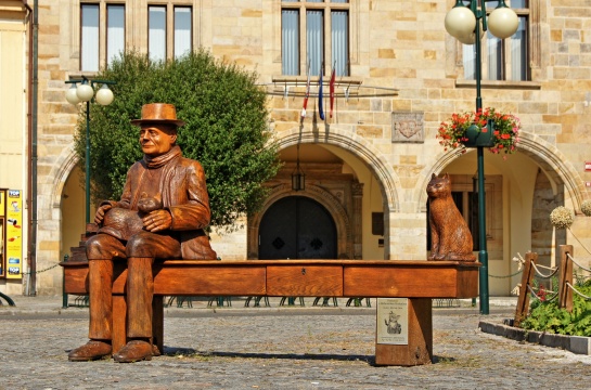 Nymburk, náměstí Přemyslovců, posezení s Bohumilem Hrabalem