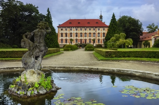 Raně barokní zámek Libochovice