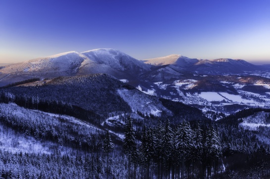 Pohled na horské hřebeny Beskyd
