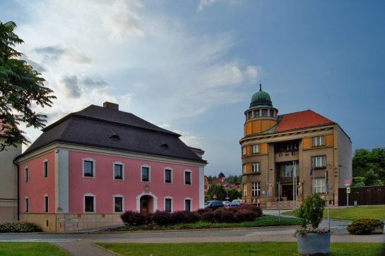 Červený Kostelec radnice a bývalá budova spořitelny