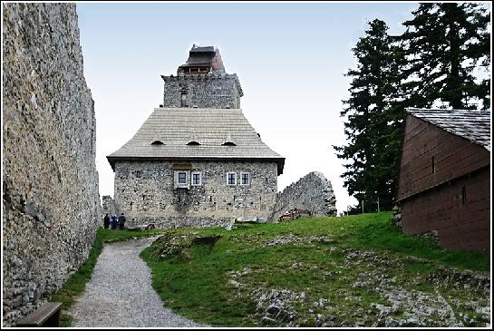 Na hradním dvoře