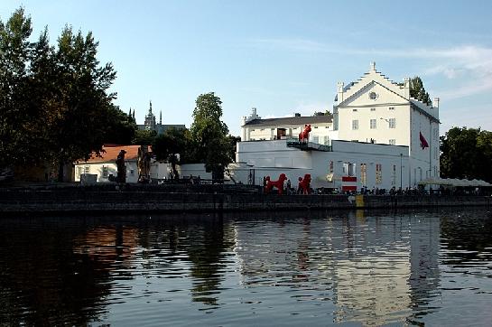 Sovovy mlýny, v pozadí Hradčany