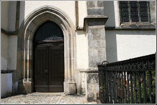 Dveře kostela sv. Víta