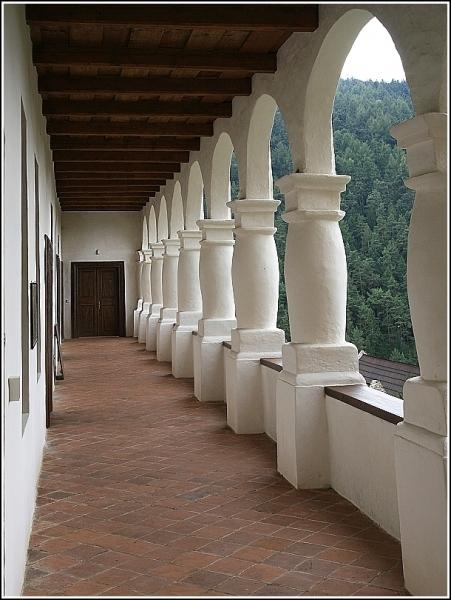 Arkády v poschodí zámku Velhartice