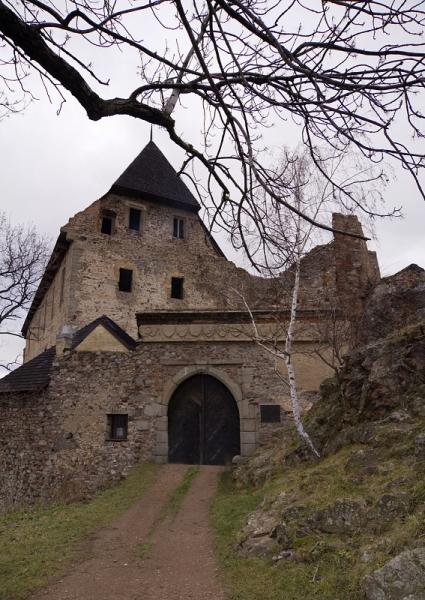 Západní brána hradu Točník