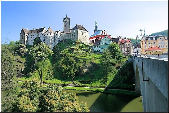 Hrad Loket s kostelem a s částí mostu
