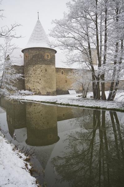 Zimní zrcadlo vodního hradu Švihov