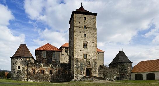 Hradní palác s věží