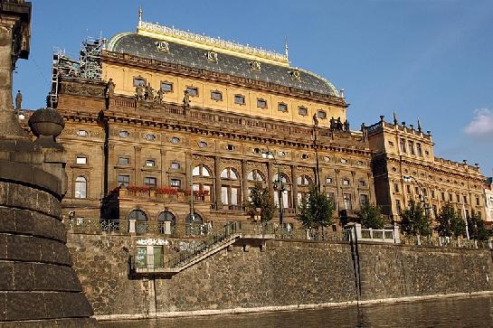 Národní divadlo z Vltavy
