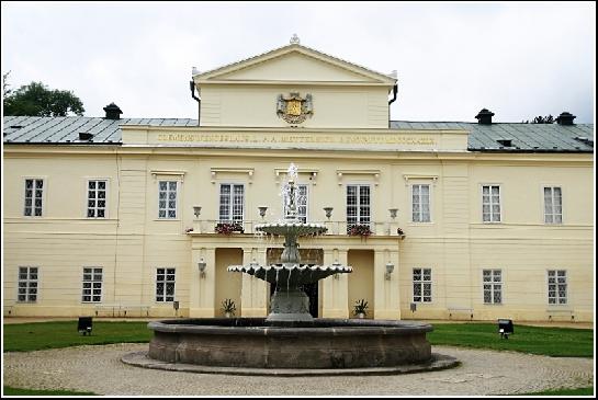 Kašna před zámkem