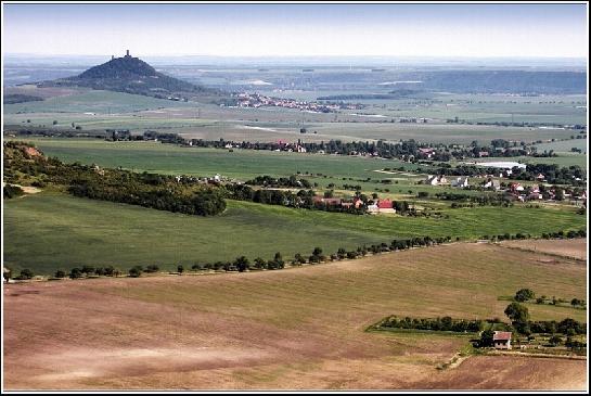Z Plešivce na Hazmburk a okolí.