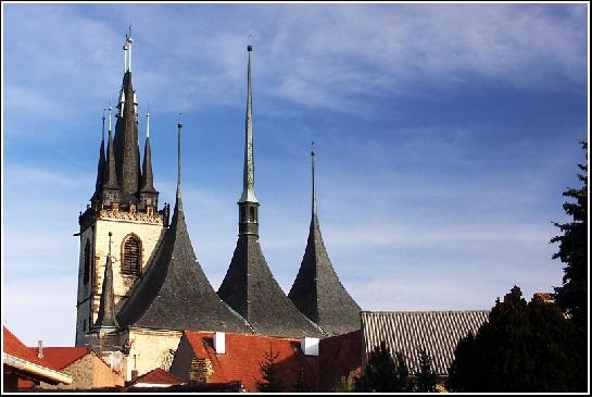Střechy a věž kostela sv, Mikuláše