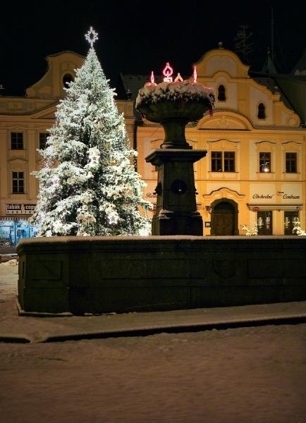 Vánoční strom na náměstí v Klatovech