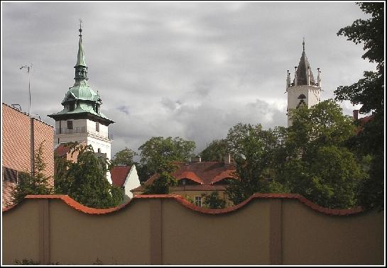 Dvě věže za plotem