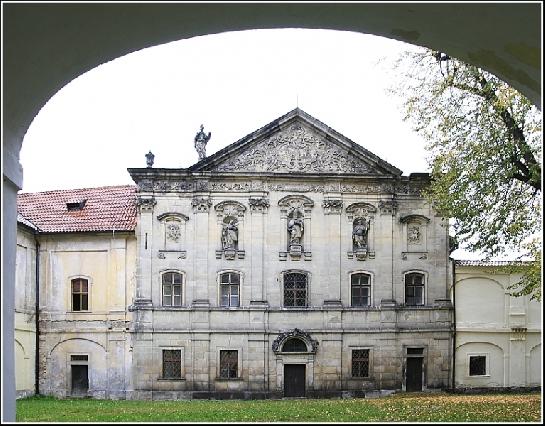 Konventní budova doksanského kláštera