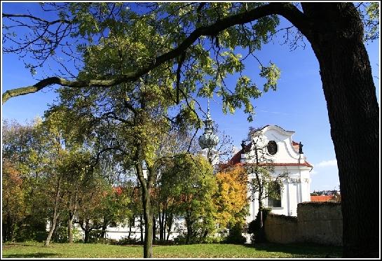 Bazilika sv. Markéty zarámovaná přírodou