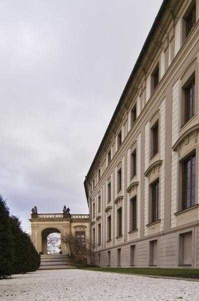 Podél hradního paláce