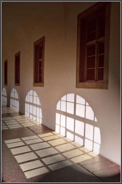 Okna v křížové chodbě