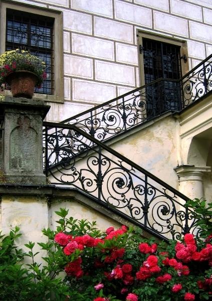 Zámecké schody a rozkvetlé růže