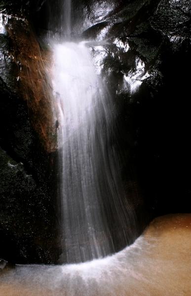 Vodopád ve skalách