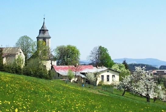 Kostel a fara v Podkrkonoší