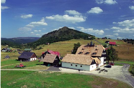 Panský dům, v pozadí Bukovec