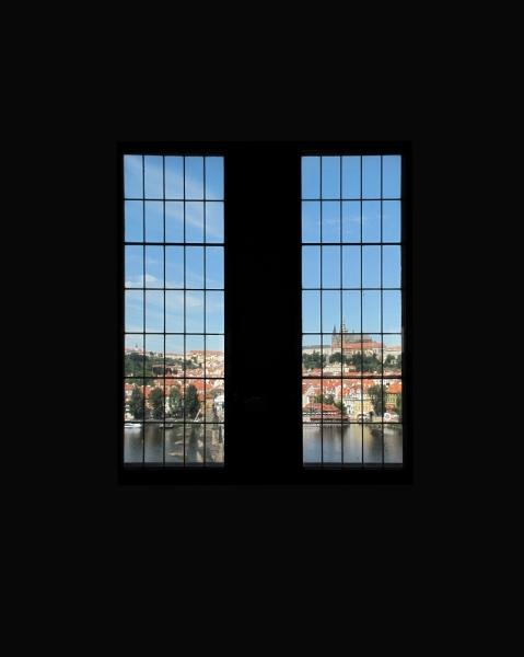 Za oknem je Pražský Hrad