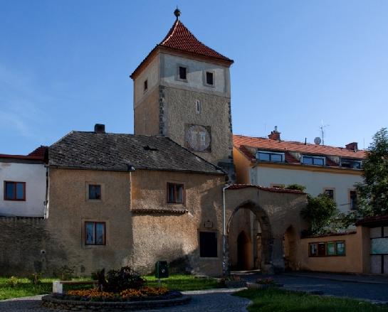 Městská brána se zbytkem opevněnní