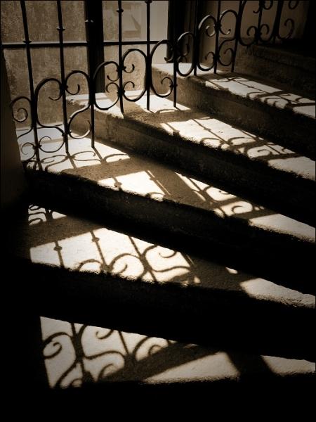 Stíny na schodišti