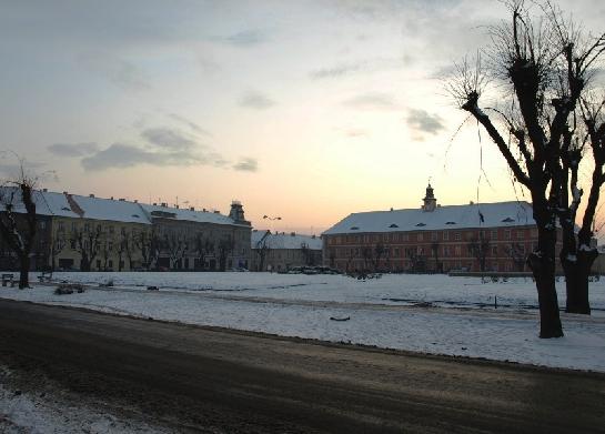 podvečerní náměstí v Terezíně