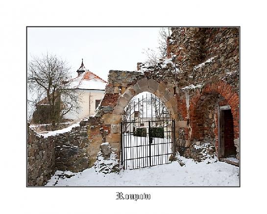 Brána a zámek v Roupově